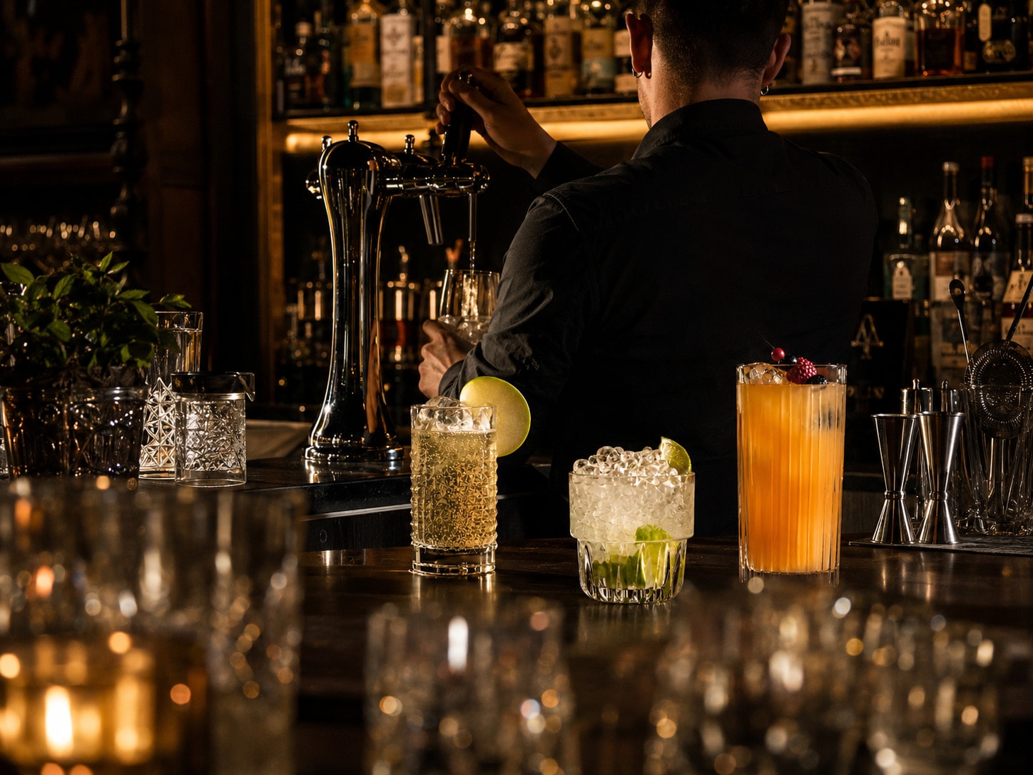 Bartender sirviendo por grifo en una barra de coctelería