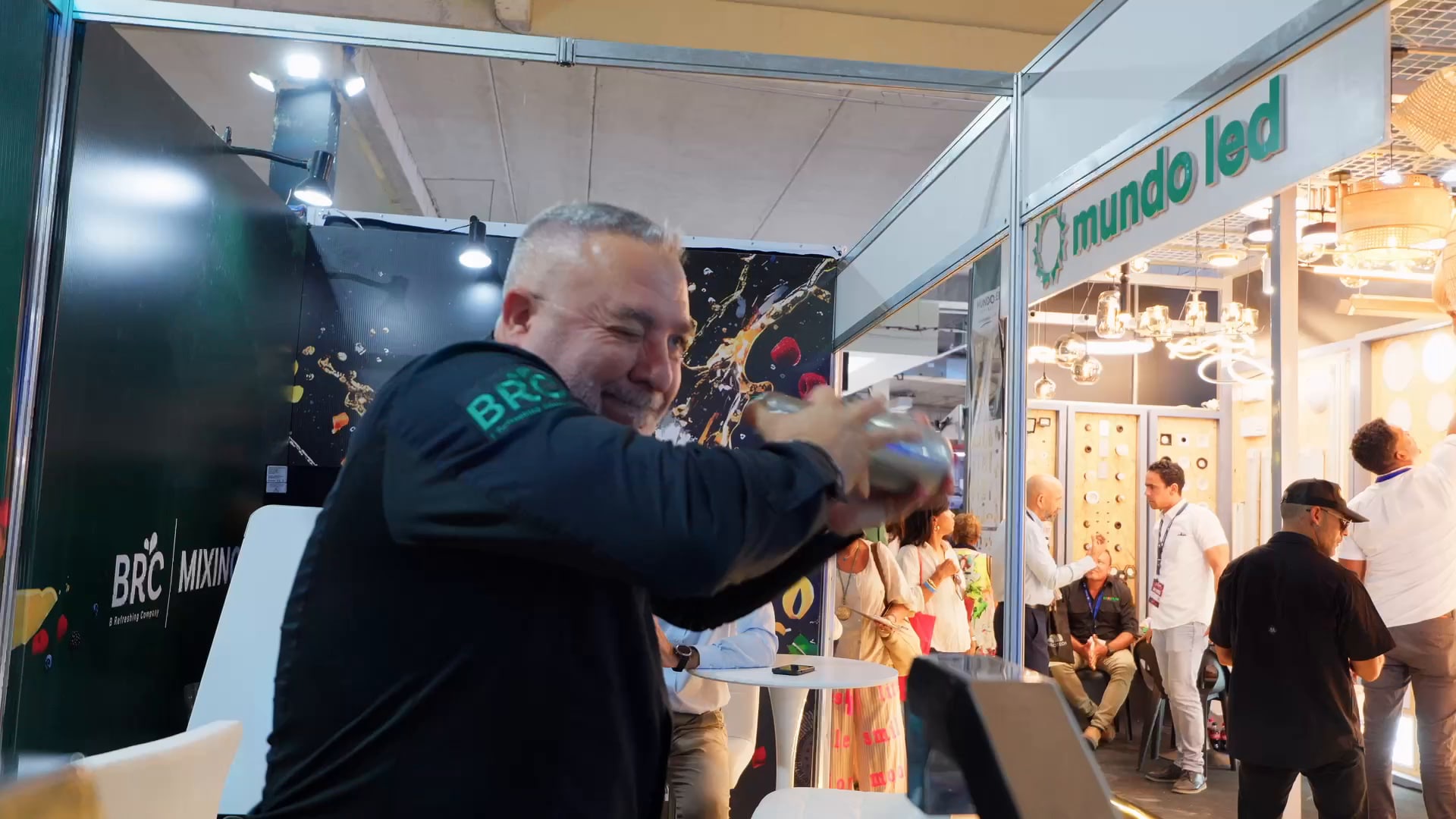 Bartender de BRC preparando un cóctel en el stand de la Expo ASONAHORES 2026