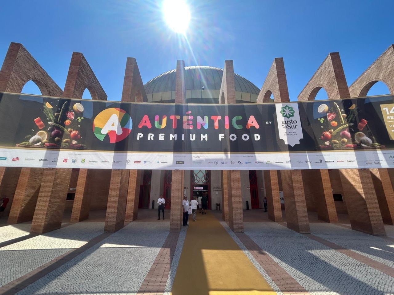 Entrada del palacio FIBES de Sevilla con la pancarta de Auténtica Premium Food